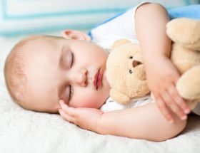 Bayi Tidur dengan Posisi Miring
