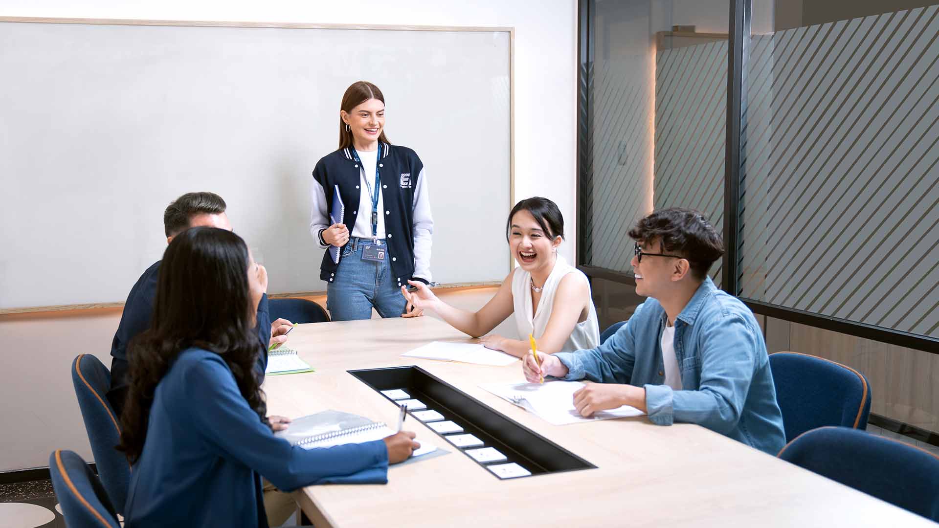Latihan Percakapan Menyenangkan Menggunakan Kalimat Bahasa Inggris Sehari-hari di EF EFEKTA English for Adults